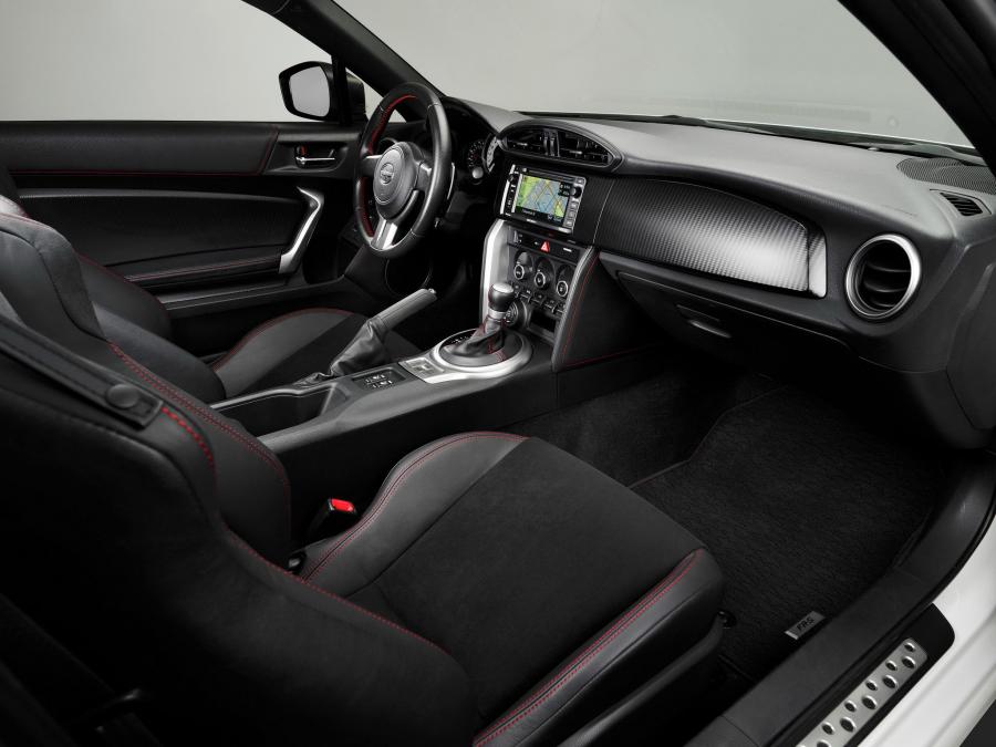 Интерьер Scion FR-S Monogram Series 2014 года  (фото 3 из 25)
